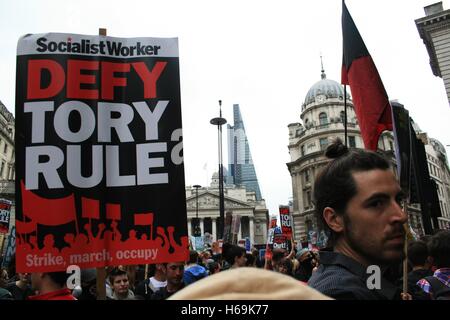 Des centaines de milliers de manifestants se rassemblent autour de la Banque d'Angleterre pour commencer une marche de la ville de Londres à Westminster, en manifestation contre les restrictions des dépenses publiques sur la santé, la sécurité sociale et au logement qui touchent les plus pauvres de la société britannique. Banque D'Images