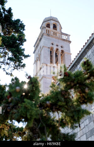 Clocher du Monastère franciscain de la ville de Hvar sur l'île de Hvar en Croatie. Banque D'Images