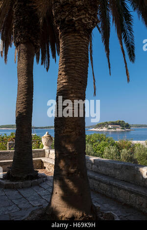 Vue depuis le jardin de monastère franciscain de la ville de Hvar sur l'île de Hvar en Croatie. Banque D'Images