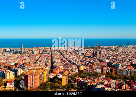 Une vue aérienne de Barcelone, Espagne, vus de l'Turo de la Rovira hill Banque D'Images