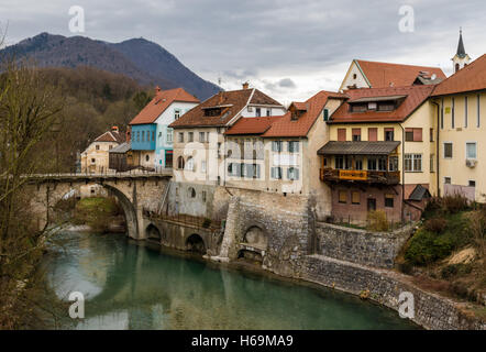 La rivière Sora et Capucins's Bridge à Skofja Loka, Slovénie Banque D'Images