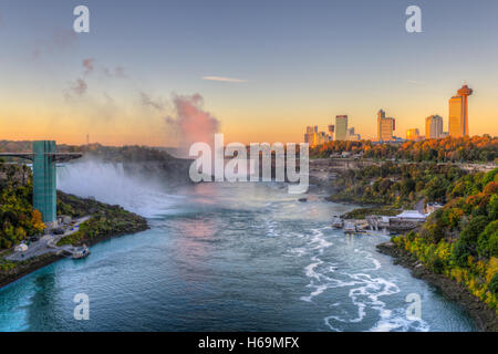 La rivière Niagara, y compris l'American Falls, les chutes canadiennes et les toits de Niagara Falls, Ontario, juste après le lever du soleil. Banque D'Images