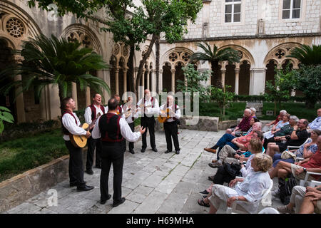 "Klapa croate" chanteurs de Konavle appelé Klapa Ostro lors d'une performance privée à l'intérieur du monastère dominicain dans la vieille ville de Dubrovnik, Croatie. Banque D'Images