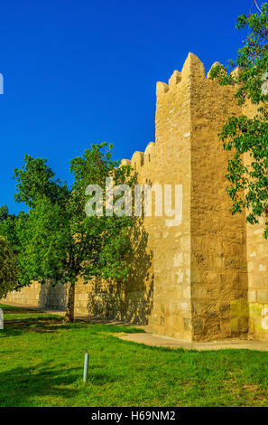 Les vieux murs entourant Médine se vantent de beaucoup square tours à mâchicoulis sur leur sommet, Sousse, Tunisie. Banque D'Images