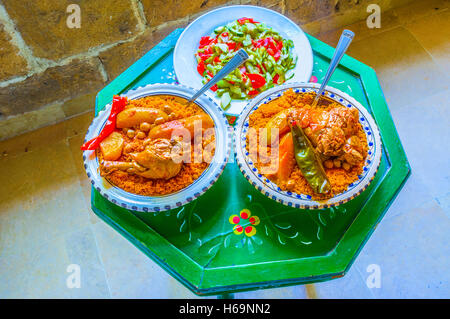 Le dîner traditionnel tunisien comprend une salade de légumes et le couscous au poulet, Sousse, Tunisie. Banque D'Images