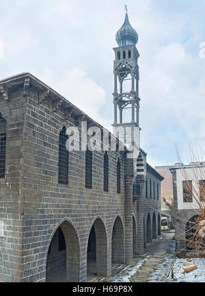 Le bâtiment restauré de l'église arménienne de St Giragos avec son beau clocher de pierres sculptées, Diyarbakir, Turquie. Banque D'Images