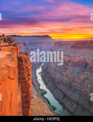 Le lever du soleil sur la rivière Colorado à toroweap oublier dans le parc national du Grand Canyon, Arizona Banque D'Images