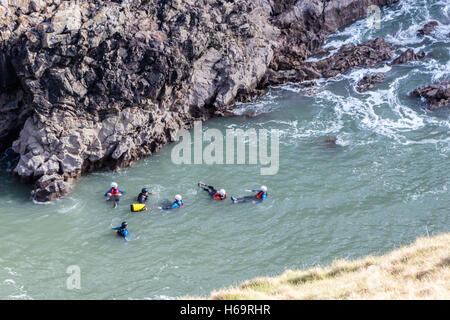 Sur le Coasteering près de Pembrokeshire Coast Skrinkle Haven Beach Banque D'Images