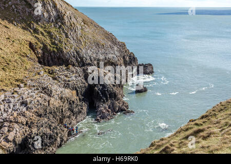 Sur le Coasteering près de Pembrokeshire Coast Skrinkle Haven Beach Banque D'Images