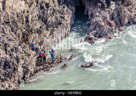 Sur le Coasteering près de Pembrokeshire Coast Skrinkle Haven Beach Banque D'Images