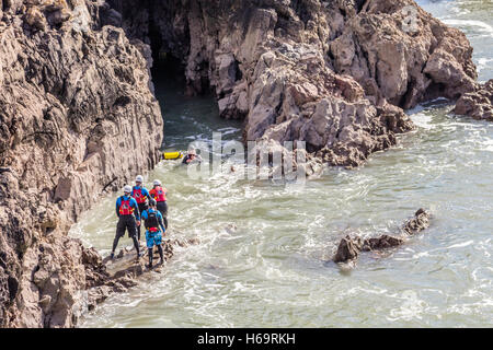 Sur le Coasteering près de Pembrokeshire Coast Skrinkle Haven Beach Banque D'Images