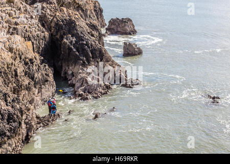 Sur le Coasteering près de Pembrokeshire Coast Skrinkle Haven Beach Banque D'Images