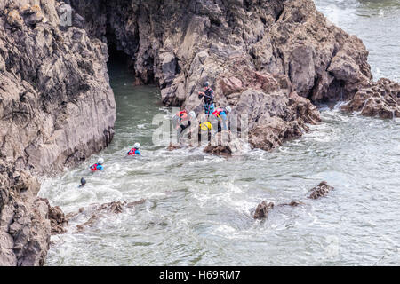 Sur le Coasteering près de Pembrokeshire Coast Skrinkle Haven Beach Banque D'Images