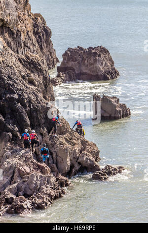 Sur le Coasteering près de Pembrokeshire Coast Skrinkle Haven Beach Banque D'Images