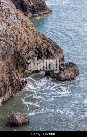 Sur le Coasteering près de Pembrokeshire Coast Skrinkle Haven Beach Banque D'Images