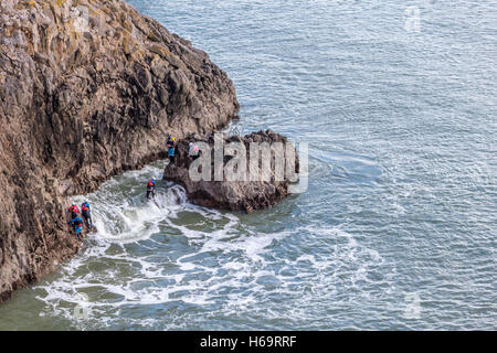 Sur le Coasteering près de Pembrokeshire Coast Skrinkle Haven Beach Banque D'Images