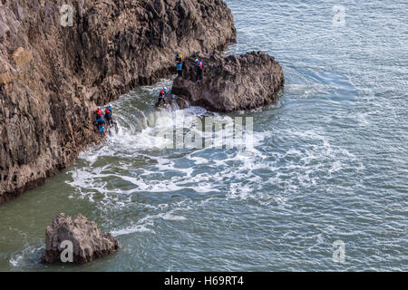 Sur le Coasteering près de Pembrokeshire Coast Skrinkle Haven Beach Banque D'Images