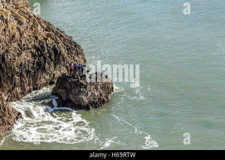 Sur le Coasteering près de Pembrokeshire Coast Skrinkle Haven Beach Banque D'Images