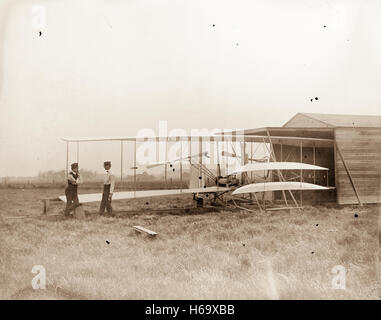 Wilbur et Orville Wright avec leur deuxième powered machine ; Huffman Prairie, Dayton, Ohio. Banque D'Images