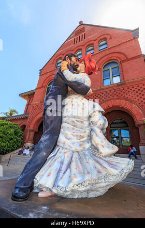 Steward Johnson énorme statue d'un homme et femme danse de salon, basé sur un tableau du peintre Renoir. Des couples à Custom House Banque D'Images