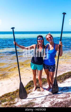 Stand Up Paddle avec Sarah et Allison de sérénité Eco Thérapie à Bahia Honda State Park dans les Florida Keys. Banque D'Images