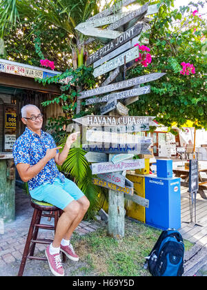 Assortmant point milliaire de cochons à l'extérieur panneaux Bar & Grill. Un grand, locale, lieu authentique pour les poissons en Florida Keys Banque D'Images