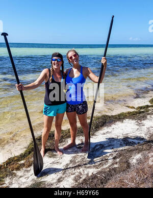 Stand Up Paddle avec Sarah et Allison de sérénité Eco Thérapie à Bahia Honda State Park dans les Florida Keys. Banque D'Images