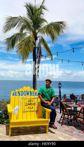 Chaises de plage cool sur le pont d'un apéritif, un populaire restaurant de poissons sur Key Largo dans les Florida Keys. Banque D'Images