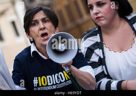 Rome, Italie. 25 octobre, 2016. Manifestation du mouvement 5 étoiles (m5s) pour appuyer le projet de loi pour réduire de moitié les salaires des parlementaires. © Andrea Ronchini/Pacific Press/Alamy Live News Banque D'Images