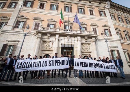 Rome, Italie. 25 octobre, 2016. Les parlementaires m5s de Montecitorio au cours de la manifestation en faveur du projet de loi pour réduire de moitié les salaires des parlementaires. © Andrea Ronchini/Pacific Press/Alamy Live News Banque D'Images