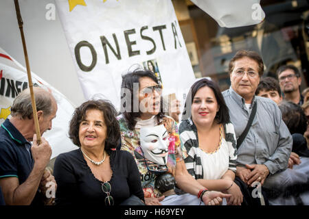 Rome, Italie. 25 octobre, 2016. Manifestation du mouvement 5 étoiles (m5s) pour appuyer le projet de loi pour réduire de moitié les salaires des parlementaires. © Andrea Ronchini/Pacific Press/Alamy Live News Banque D'Images