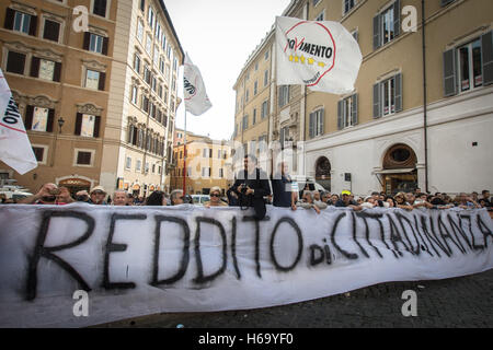 Rome, Italie. 25 octobre, 2016. Manifestation du mouvement 5 étoiles (m5s) pour appuyer le projet de loi pour réduire de moitié les salaires des parlementaires. © Andrea Ronchini/Pacific Press/Alamy Live News Banque D'Images