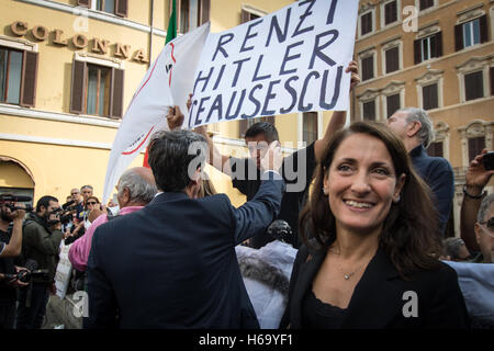 Rome, Italie. 25 octobre, 2016. Au cours de l'Ruocco Carla manifestation du mouvement 5 étoiles (m5s) pour appuyer le projet de loi pour réduire de moitié les salaires des parlementaires. © Andrea Ronchini/Pacific Press/Alamy Live News Banque D'Images