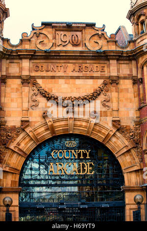 Entrée de la Queens Arcade dans le centre-ville de Leeds. 2016 Banque D'Images