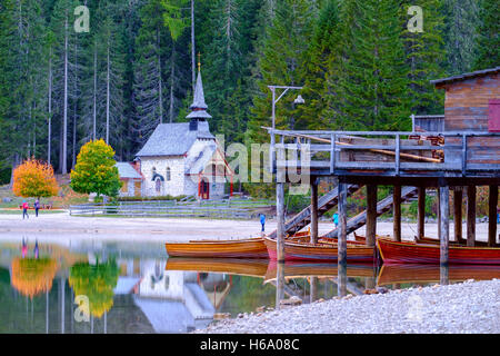 Lac Braies ( Pragser Wildsee ) dans la région de montagnes des Dolomites, Sudtirol, Italie Banque D'Images