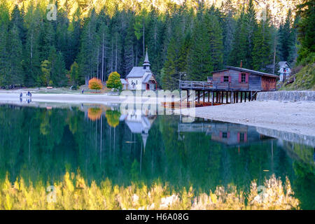 Lac Braies ( Pragser Wildsee ) dans la région de montagnes des Dolomites, Sudtirol, Italie Banque D'Images