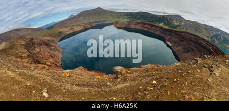 Dans le lac volcan Ksudach Caldera. Au sud du Parc Naturel du Kamtchatka. Banque D'Images