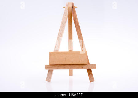 Blocs de construction mis sur trépied pour peinture sur fond blanc Banque D'Images