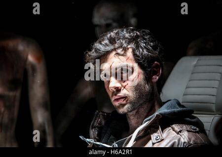 DATE DE SORTIE : Août 17, 2016 Titre : La Malédiction de Sleeping Beauty Studio : 2B : DIRECTEUR Films Pearry Reginald Teo PLOT : Thomas hérite inopinément d'une propriété à une mystérieuse malédiction avec : Ethan Peck, India Eisley, Natalie Hall (Credit : c 2B/Divertissement Films Images/) Banque D'Images