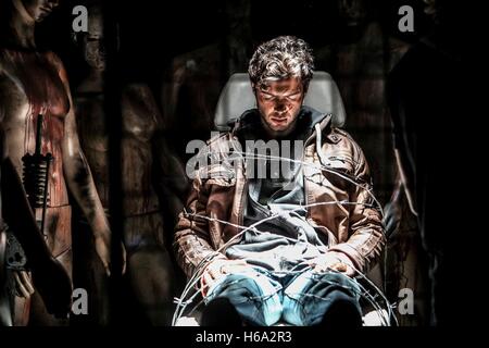 DATE DE SORTIE : Août 17, 2016 Titre : La Malédiction de Sleeping Beauty Studio : 2B : DIRECTEUR Films Pearry Reginald Teo PLOT : Thomas hérite inopinément d'une propriété à une mystérieuse malédiction avec : Ethan Peck, India Eisley, Natalie Hall (Credit : c 2B/Divertissement Films Images/) Banque D'Images