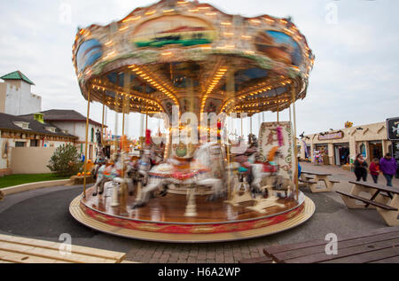 Carrousel pour enfants décoré, rond-point dans le sens inverse des aiguilles d'une montre avec des chevaux en bois, manège, manège italien à Southport, Merseyside Royaume-Uni. Banque D'Images