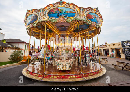 Carrousel pour enfants décoré, rond-point dans le sens inverse des aiguilles d'une montre avec des chevaux en bois, manège, manège italien à Southport, Merseyside Royaume-Uni. Banque D'Images