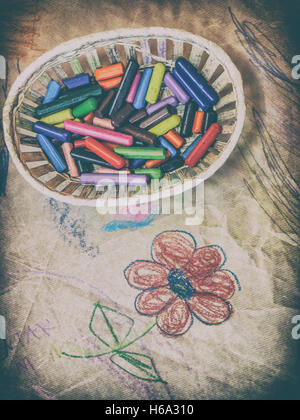 Dessins de fleurs faites par les enfants avec les crayons de cire. High angle view Banque D'Images