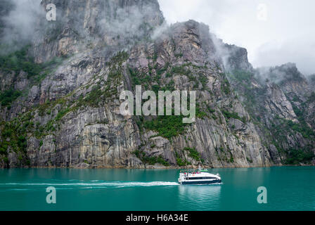 Petit traversier dans le magnifique fjord avec des côtes rocheuses et tourquise l'eau. Banque D'Images