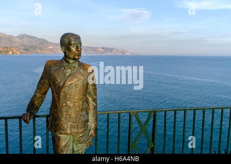 La Statue du Roi Alphonse XII sur le balcon de l'Europe à Nerja Espagne baignée de soleil de fin de soirée Banque D'Images