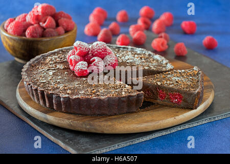 Tarte aux framboises et chocolat. Banque D'Images