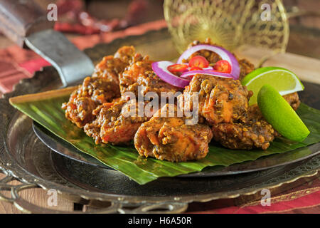 Lahori alevins. Le poisson frit dans de la pâte épicée. Inde Pakistan Food Banque D'Images