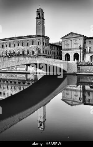 Fragment noir-blanc de l'architecture de la ville de Pise le long de l'Arno - riverfront historique, y compris l'arc de pont, Tour de l'horloge et Banque D'Images