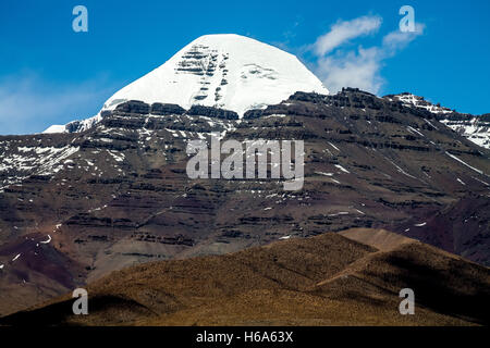 Le sommet enneigé de la montagne sacrée de Kailash. C'est la montagne sacrée du bouddhisme tibétain. Tibet. Chine. Banque D'Images