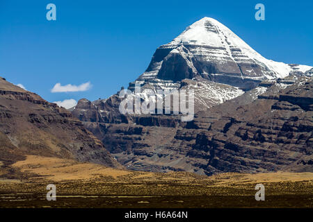 Le sommet enneigé de la montagne sacrée de Kailash. C'est la montagne sacrée du bouddhisme tibétain. Tibet. Chine. Banque D'Images